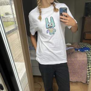 Superfin oversized T-shirt med figur på framsidan från weekday! Aldrig använd! 