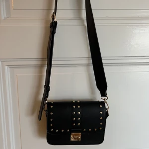 Väska - Liten väska med justerbart axelband som kan tas av 