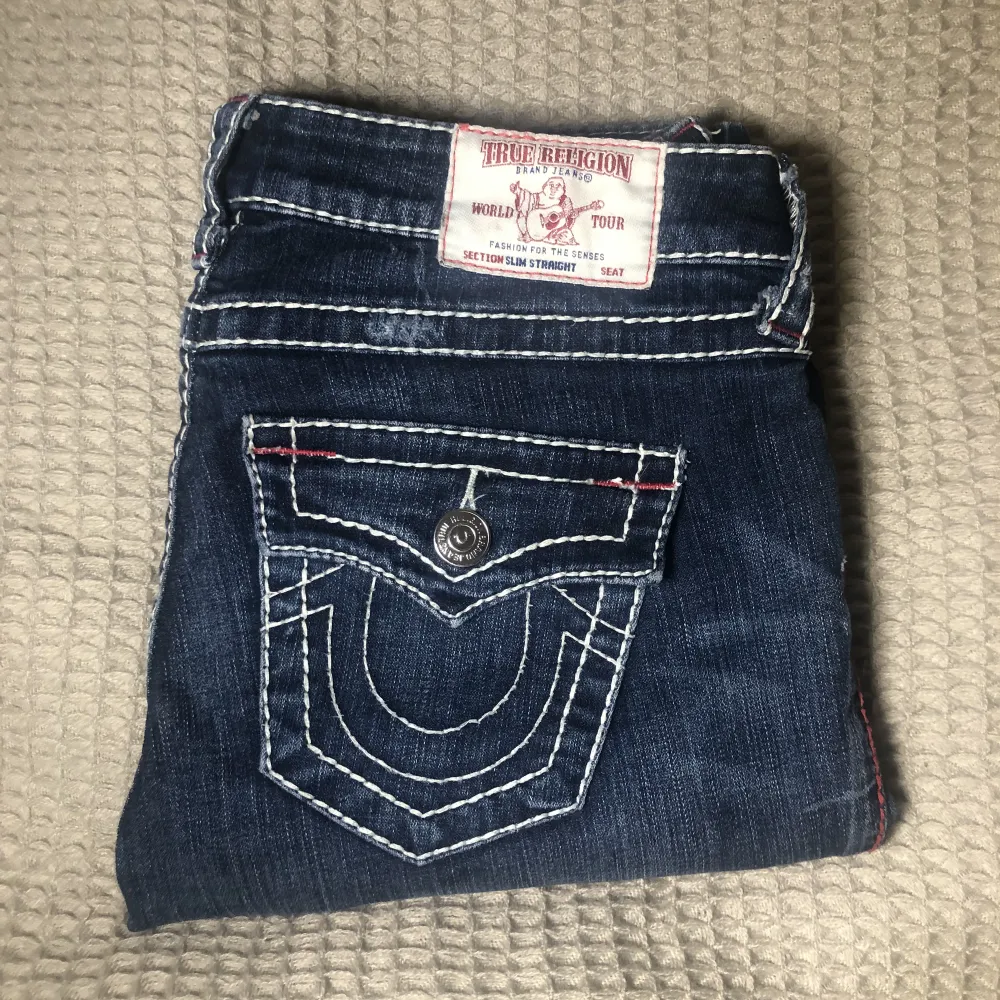 Säljer dessa assnygga true religion jeans!! Dem är köpta på plick men jag blev inte nöjd så jag säljer dem vidare💘💘 Hör av er för fler bilder! Nypris är 1100 kr!💋💋. Jeans & Byxor.
