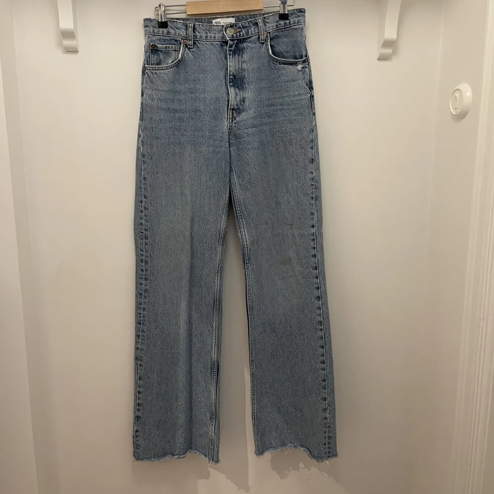 Snygga vida jeans från Zara! . Jeans & Byxor.