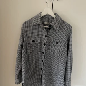 Overshirt från samsoe - En blå/svart/vit overshirt från samsoe samsoe storlek xs men passar absolut s-m beror på vilken fit man söker. Ordinarie pris 1300kr 