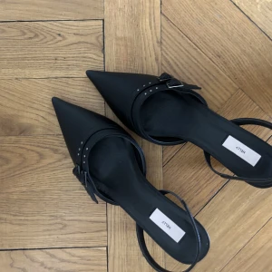 Spetsiga klackar  - Helt nya spetsiga klackar i strl 38. Endast testade men aldrig använda. Säljer för 250kr+ frakt direkt här i appen. Annars buda privat i dm