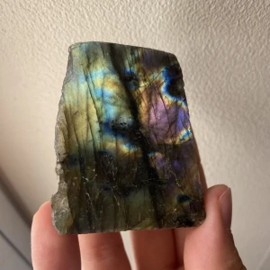 Labradorit, slipen på ena sidan - Säljer denna Labradorit kristallen för 190kr. Säljer eftersom jag inte har passion för kristaller längre 💜💙 Skriv privat ifall det önskas fler bilder!