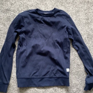 Jack and jones sweatshirt - Säljer min jack and jones sweatshirt då den blivit för liten. Inga skador. Den är strlk S