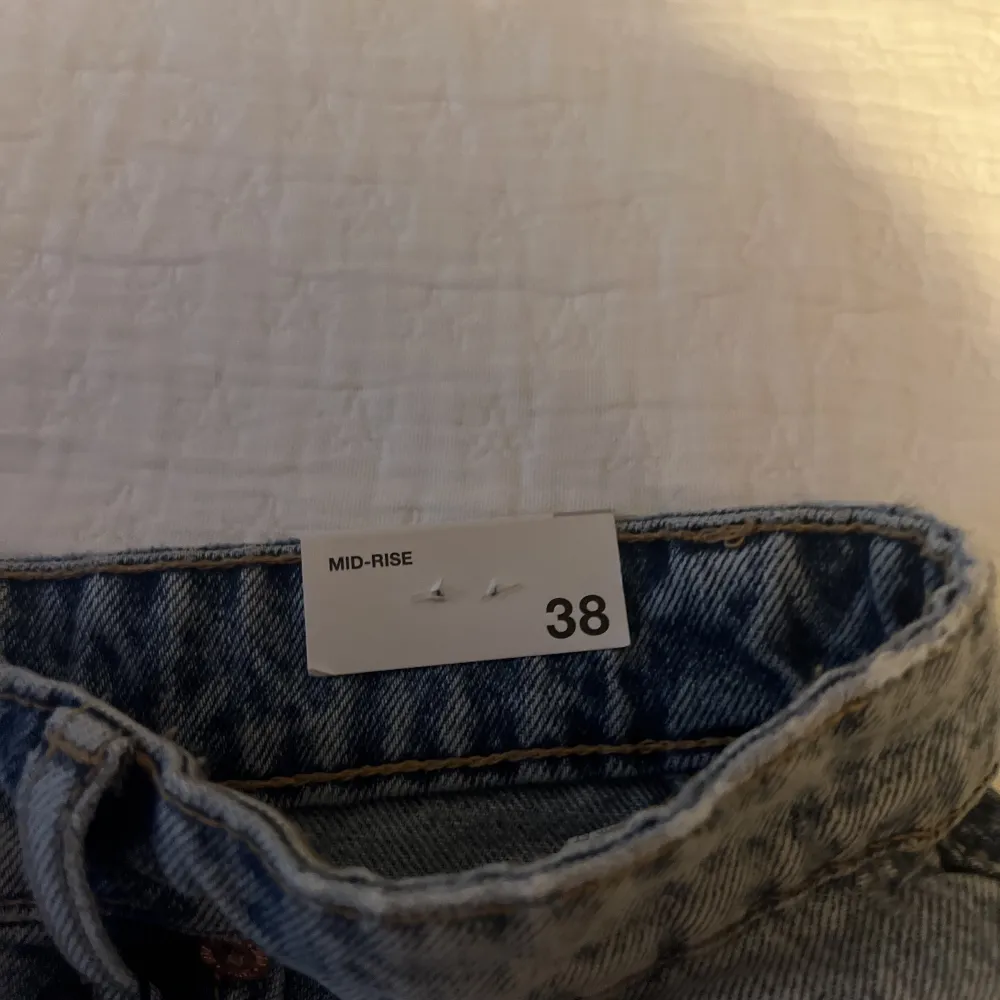 Säljer dessa helt nya och oanvänd mid Rise jeans shorts från zara💕 Prislappar är kvar och vi fler frågor så kan man kontakta mig här på Plick!😇 Kan mötas upp i Göteborgsområdet!. Shorts.