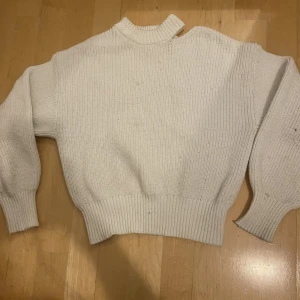 Stickad zara tröja  - Säljer min zara tröja pga av att den inte kommer till användning. Skriv privat för pris förslag och frågor.🫶🏼