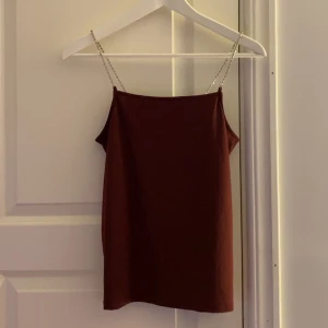 Vinrött linne med diamantband - Vero Moda - Jättefint linne från Vero Moda som passar perfekt till finare tillfällen, helt oanvänt🤍