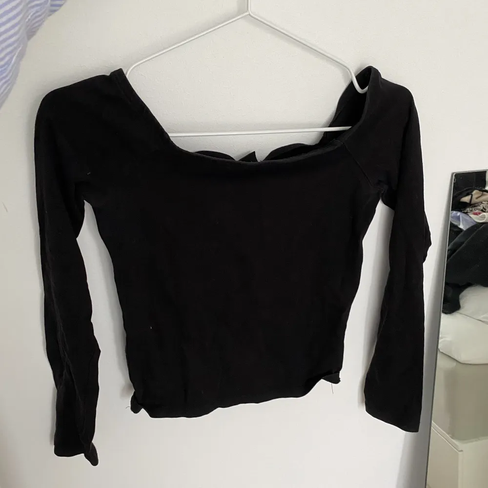 En svart basic långärmad. Inte använd på jättelänge och har andra liknande tröjor så därför är det till salu . Toppar.