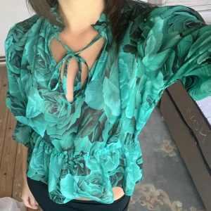 Blus  - Stört snygg unik blus från Zara. Köpt på plick. Skicket är som nytt! 😚