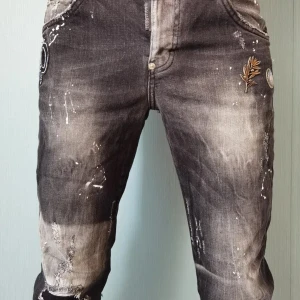 Svarta dsquared jeans  - Dsquared jeans svarta finns i många storlekar helt nya så klart hör av er vid intresse 