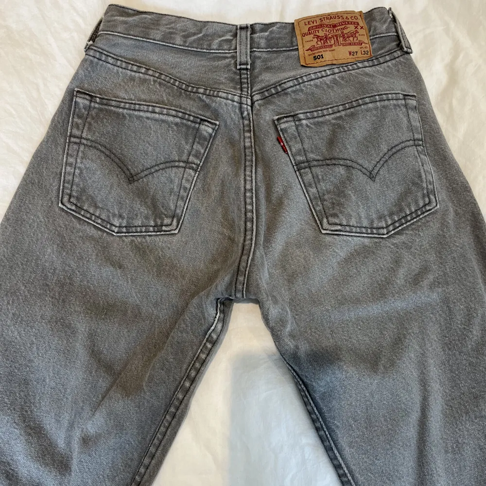 Ursnygga gråa Levis jeans som jag säljer då jag vuxit ur dem. Storleken är W27 L32 och passformen midwaist med straight leg. Sparsamt använde utan defekter.  . Jeans & Byxor.