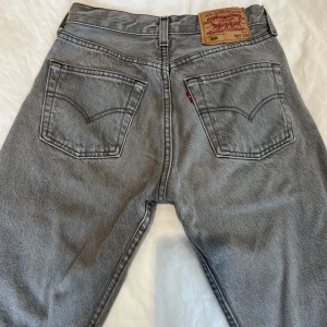 Levis jeans - Ursnygga gråa Levis jeans som jag säljer då jag vuxit ur dem. Storleken är W27 L32 och passformen midwaist med straight leg. Sparsamt använde utan defekter.  