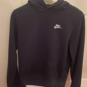 Nike hoodie - Säljer nu min nike hoodie. Använd endast två gånger. Säljer för 150 men är köpt för 600.