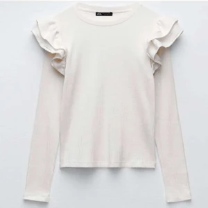 volangtopp - säljer nu denna ursöta tröjan från zara. använd väldigt fåtal gånger och skulle därmed säga nyskick. säljer pga att det inte är min stil riktigt. kom privat för mer information och bilder💖💖💖