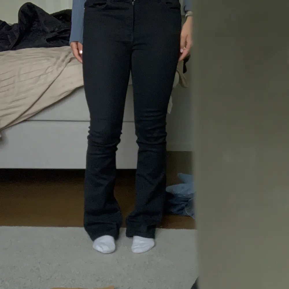 Säljer dessa bootcut jeans från Gina, storlek 36💗. Jeans & Byxor.