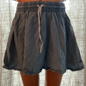 Barnkjol  - Fin levis jeanskjol. Storlek 8 år, passar även min syster som är 10. Köparen står för frakten. Använd köp nu funktionen. Skriv till mig för frågor och funderingar. 