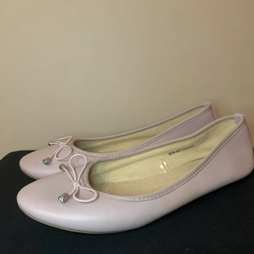 Oanvända ballerina skor i storlek 39, säljes då de tyvärr inte kommer att användas ☺️  Skulle säga att färgen är något mellan smutsrosa och beige. Nypris 199sek. Skor.