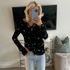 knytblus hunkydory  - mönstrad knytblus från hunkydory. så fina detaljer! färgerna stämmer överens med andra bilden. lite slitningar, inget som stör användningen men därav det låga priset💐