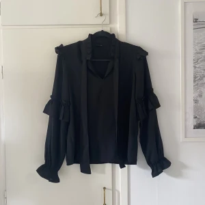 Blus med volanger  - Fin blus från Gina Tricot med volanger i bra skick!