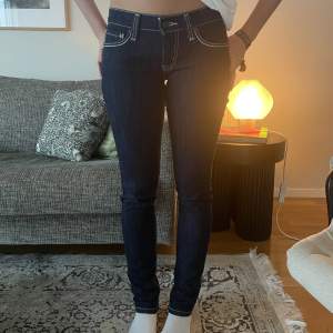 Superfina mörkblå levis jeans som passar med allt, perfekt till hösten med ett par boots!