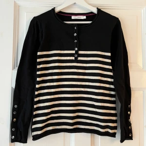 Tröja - Tunn långarmad tröja med knappar! Randig framtill och helsvart baktill🌸