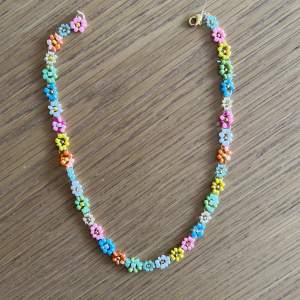 Handgjort pärlhalsband Form: blommor Material: guldknäppe, rocailles pärlor, toho beads thread (one g, nylon)  Längd: 40 cm
