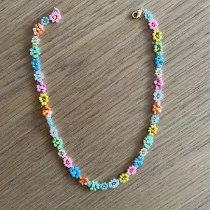 Handgjort pärlhalsband Form: blommor Material: guldknäppe, rocailles pärlor, toho beads thread (one g, nylon)  Längd: 40 cm
