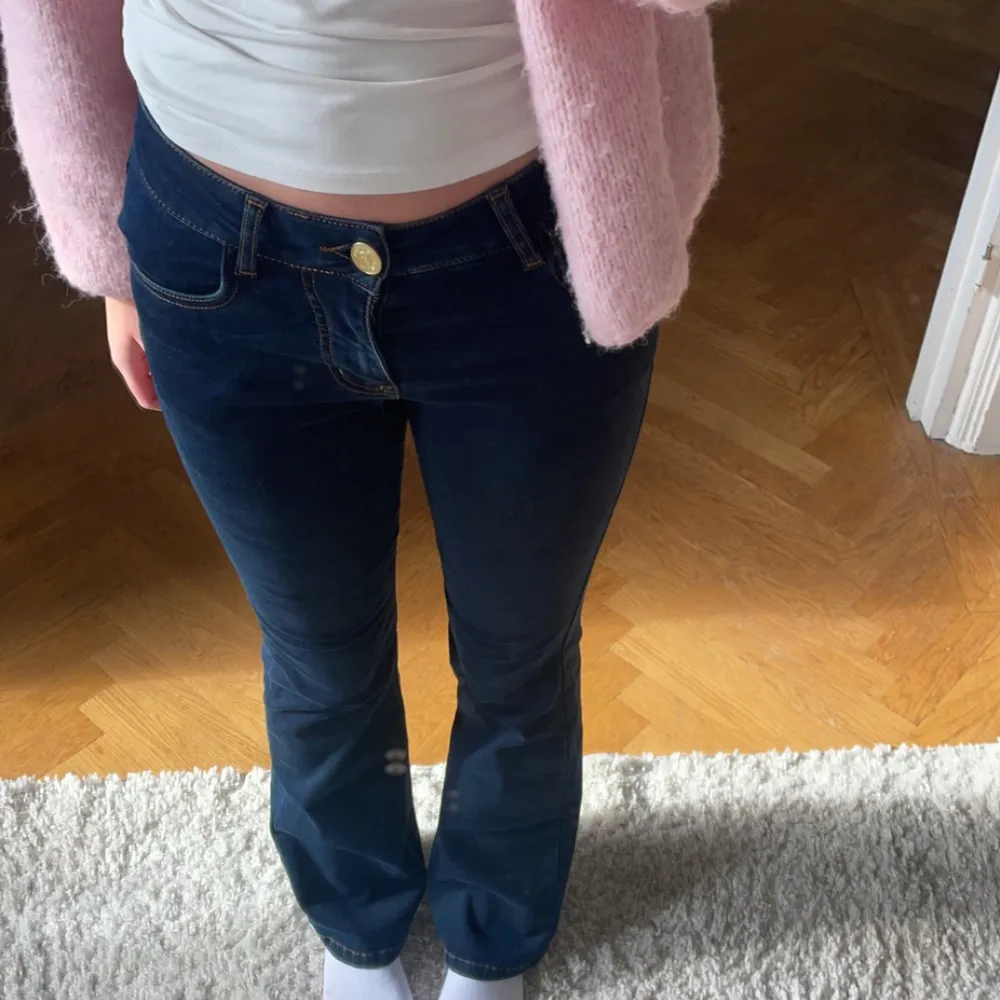 Intressekoll!! Mörkblå jeans från märket isay, nypris 1 199kr💗innerbenslängd: 76 cm, midjemått: 30 cm. Ganska stretchiga. Jeans & Byxor.