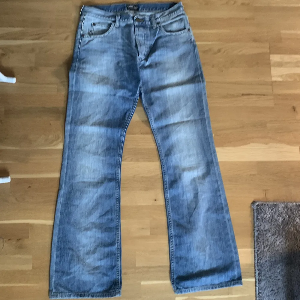 Ett par bootcut lågmidjade lee jeans i storlek w31 l32. Jeans & Byxor.