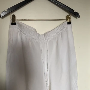 Linnebyxor - Säljer dessa populära linnebyxor från H&M, dom är använda en del men ingenting som har skadat materialet eller byxan. Dom är så oerhört fina men jag använder dom tyvärr inte längre.