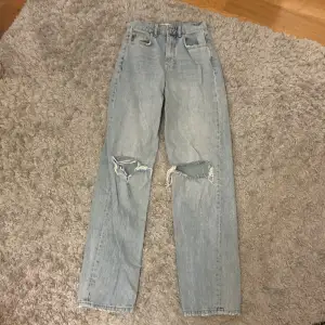 Ett par blåa slitna jeans ifrån GinaTricot i storlek 32. Jeansen är höga i midjan och ganska raka i benen.❤️