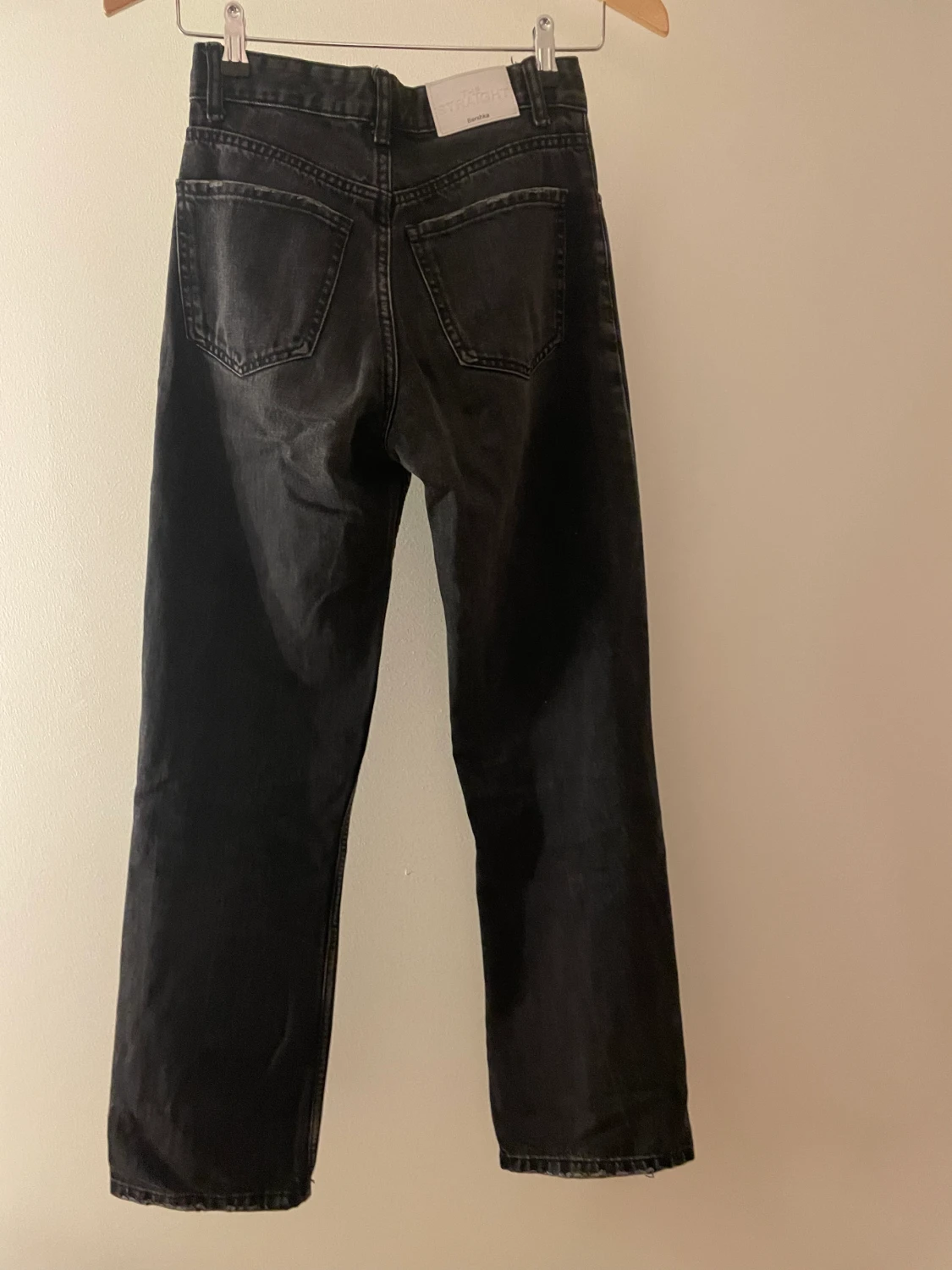 Bershka mörk gråa jeans  - 90