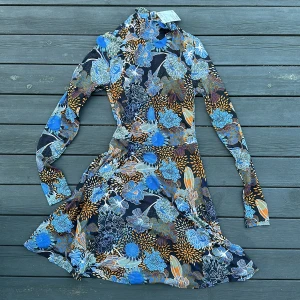 Klockad klänning  - Helt ny viscose klänning 💙🤎💙