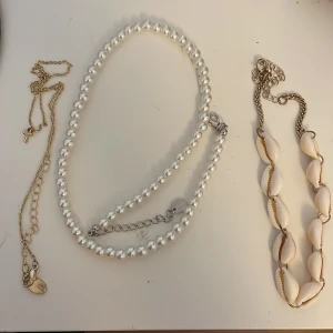 Smycken  - Säljer 1 pärlhalsband, 1 bokstavshalsband (T) och 1 par örhängen från Ur&Penn, två egengjorda ringar+ett snäckhalsband (också egengjort)😍Halsband för 65, ringar för 10kr styck och örhängen för 25kr🫶🏻Kontakta vid intresse❤️Priset går möjligtvis att diskutera