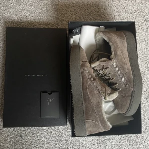 Giuseppe Zanotti - Fodrade brunna skor från Giuseppe Zanotti. Sjukt sköna och perfekta för höst och vinter. Storlek 40 (passar 41 oxå) och köpta på Farfetch. Använda 2 gånger och inga tecken på användning.