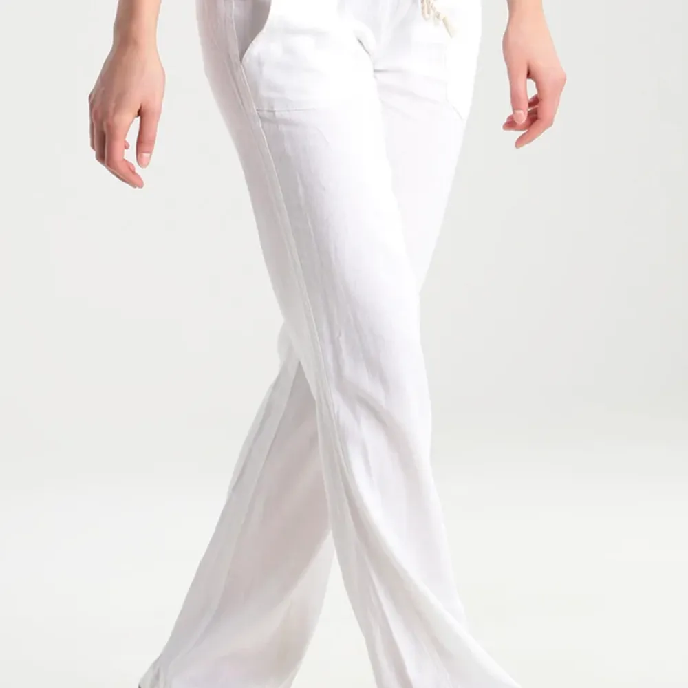 Äkta vita roxy linnebyxor som tyvärr inte har kommit till användning, endast använda 2ggr💗. Jeans & Byxor.