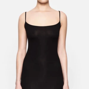 Skims liknande klänning  - En super fin svart långklänning från gina tricot, liknar skims klänningen i modell och är använd ca 2-3 ggr!💞💞Om du är intresserad skriv gärna!