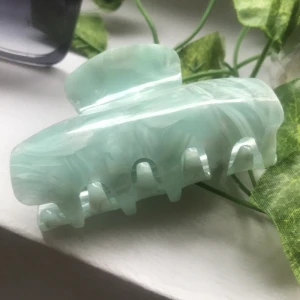 🌹Fin hårklämma🌹 - Jätte fin hårklämma i ny skick💚den är typ blå grön turkos marmor💗använd 1-2ggr men ser helt ny inga repor eller något💕