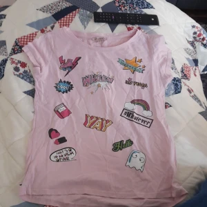 Rosa tröja med text - En rosa cool tröja med olika text. Cool till pyjamasparty 🙃