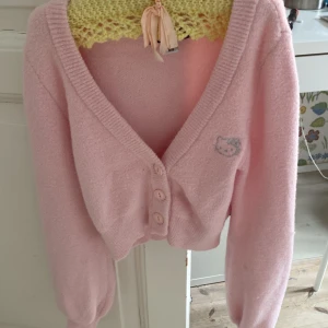 Hello Kitty Kofta - Fluffig Hello Kitty kofta köpt second hand, storlek S, har 2 små fläckar på högra arm. Använd gärna köp nu!