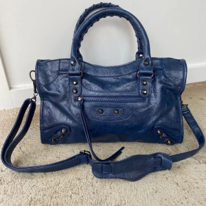 Fin blå väska - Säljer då tyvärr inte kommer till användning längre. Bilden är lånad, skriv för bilder!