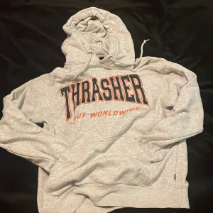 Thrasher x HUF hoodie - Thrasher x HUF hoodie. Använd men inga fläckar eller defekter.