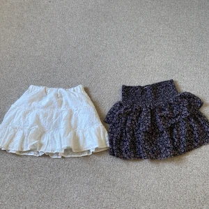 Två kjolar - Två kjolar knappt använda säljs då dom är för små. Säljs för 80 kr styck, pris går att diskuteras vid snabb affär!💕tryck ej på köp direkt!❤️