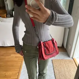 Jätte fin, röd Zara hand väska. Säljer pågrund av att jag har för många väskor men älskar färgen. ❤️ Köpte ifrån Sellpy och har använt den ett fåtal gånger. Priset kan diskuteras 😘