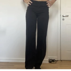 Lågmidjade kostymbyxor  - Ett par super fina lågmidjade kostymbyxor köpa second hand😜 säljs då dom är lite för tajta för min smak (jag är ca 172 för referens) går att sy upp! 