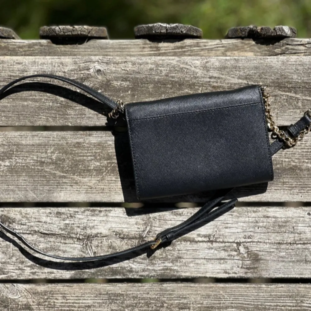 Väska från Michael Kors som kallas för ”Michael Kors Jet Set Resa Multifunktionell Telefon Crossbody Väska”. Väskan har 3 st fack, kortfack samt ficka med dragkedja. Material : saffiano-läder Självfallet äkta och i mycket fint skick - knappt använd!. Laukut & Käsilaukut.