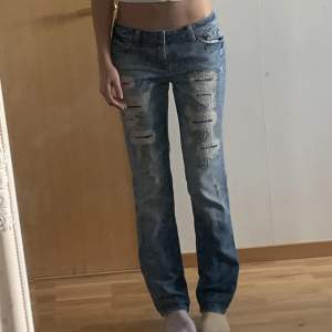 Jätte snygga lågmidjade jeans i storlek 36!