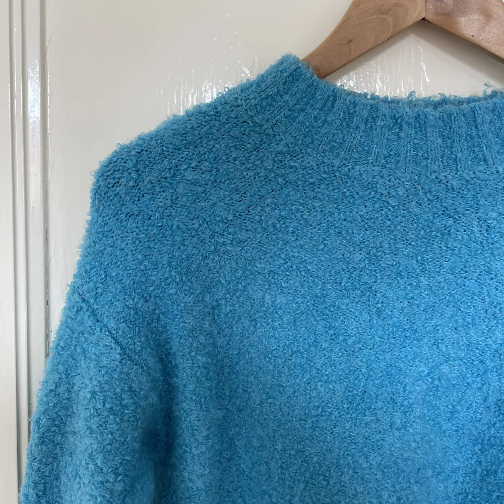Blå fluffig sweatshirt från Monki i storlek S. Sitter superfint på! :) . Hoodies.
