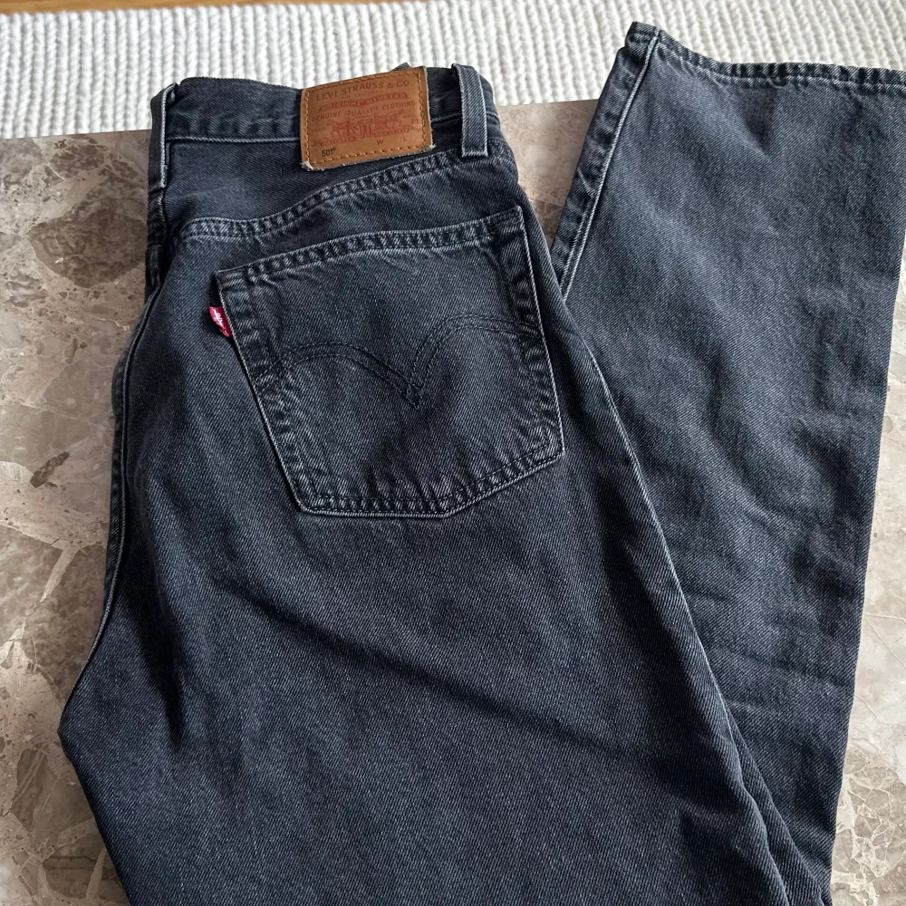 Levi’s 501 i modellen crop straight leg. Storlek W26 L28 i färger cabo fade (mörk tvätt) men samma modell som på dom andra bilderna.. Jeans & Byxor.