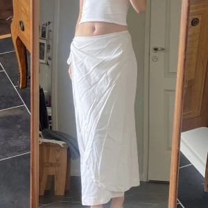 Linnekjol - Vit omlottkjol i linne. Perfekt till stranden. Knytkjol så passar flera storlekar, kan även bäras lowwaist eller högre upp